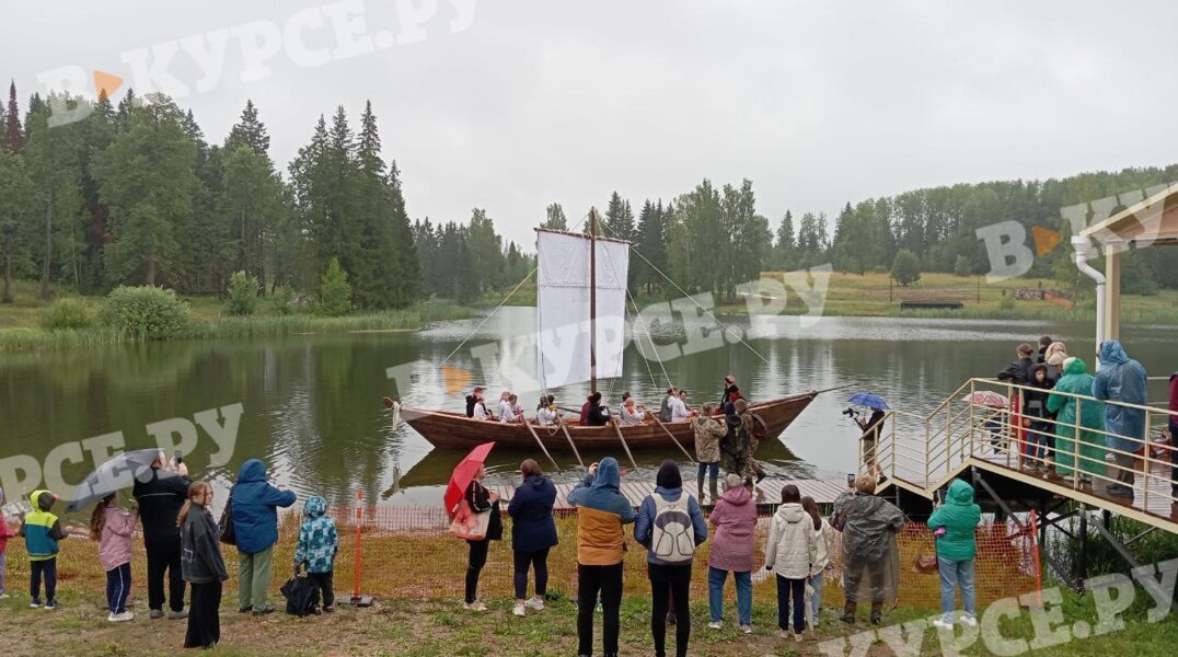 В Чусовом на воду спустили точную копию струга Ермака