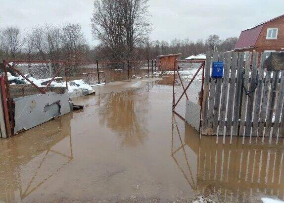 В Прикамье в поселке Ласьва затопило земельные участки и дома