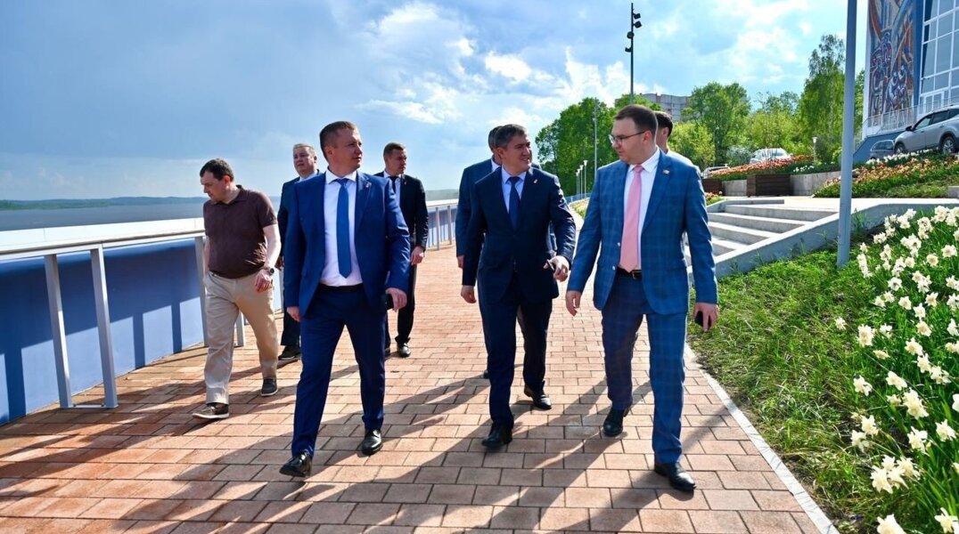 Губернатор Дмитрий Махонин проверил, как идет реконструкция набережной в Закамске
