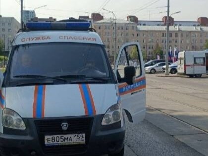 Спасатели в Перми сняли с крыши четырехэтажного дома подростков