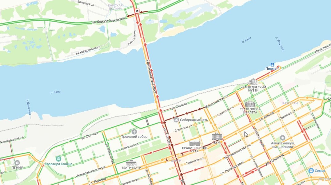 Пермяки встали в пробках на Коммунальном мосту и в центре города