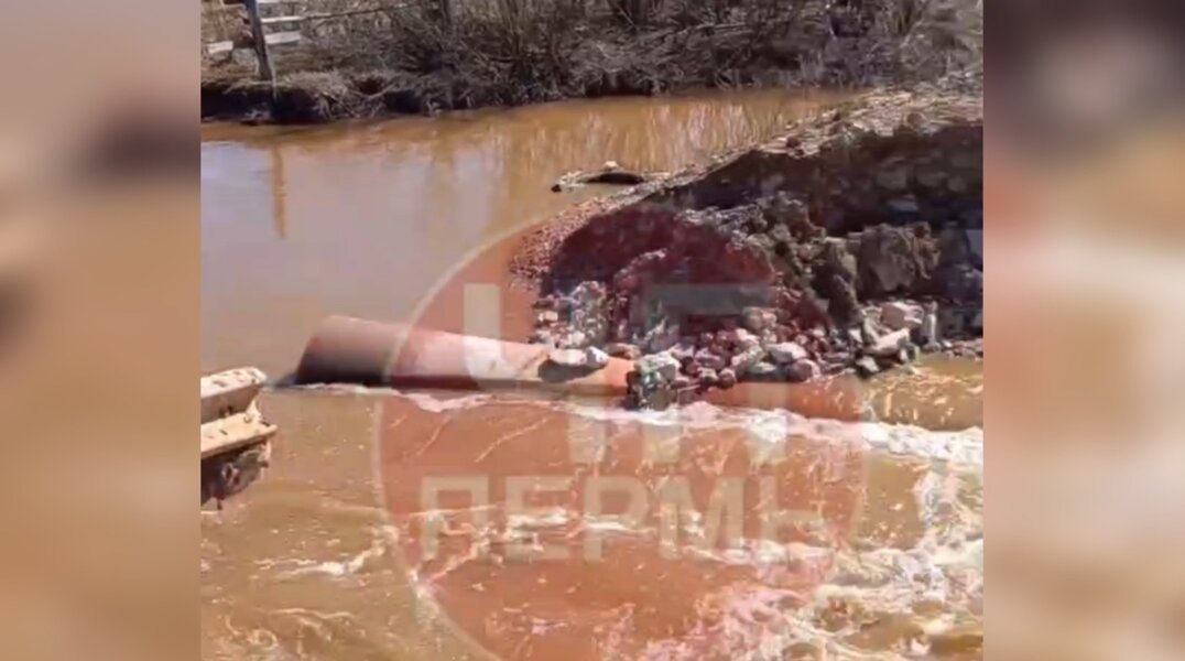 В Пермском крае из-за паводка смыло мост через реку Гаревая