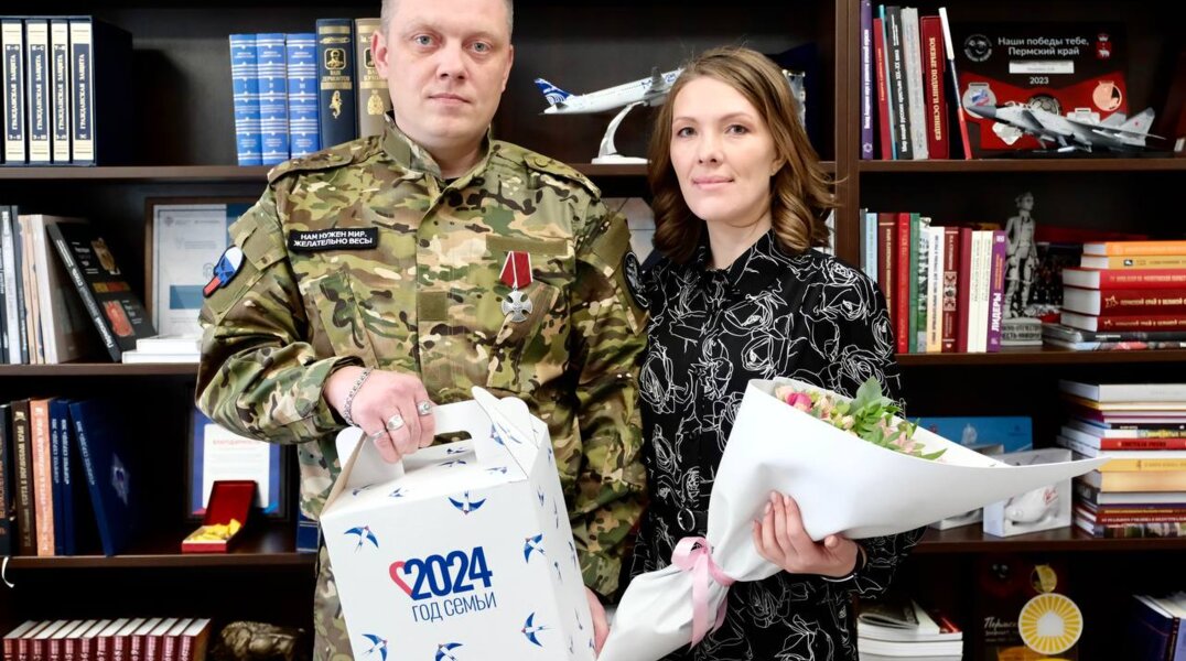 Дмитрий Махонин вручил пермяку орден мужества