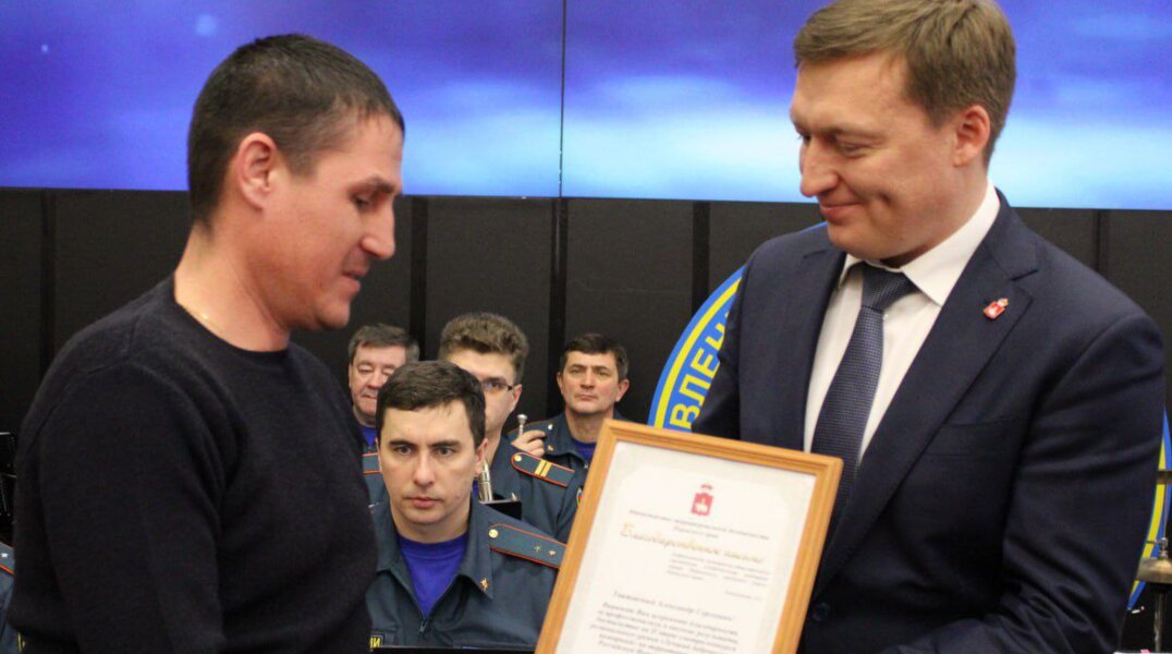 Сенатор от Пермского края Алексей Пушков и и.о. Министра территориальной безопасности Прикамья Альберт Марданов поздравили детей-героев и добровольцев пожарной охраны