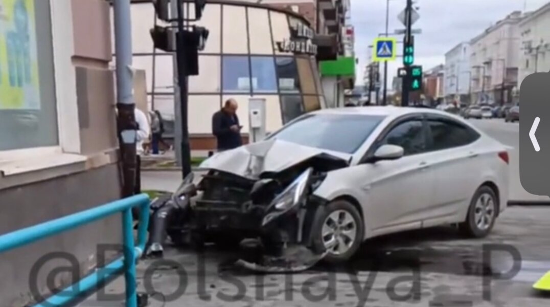 В центре Перми водитель без прав снес дорожный знак