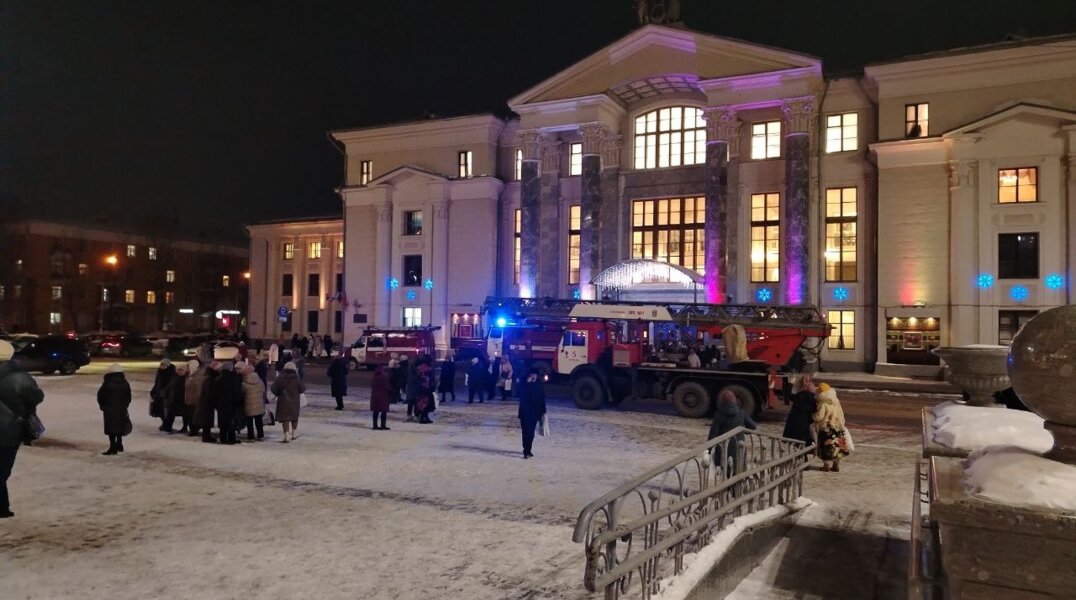 В пермском Дворце культуры им. Солдатова из-за короткого замыкания светильника произошло возгорание
