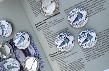 В Соликамске появились значки с изображениями как на печах XVIII века