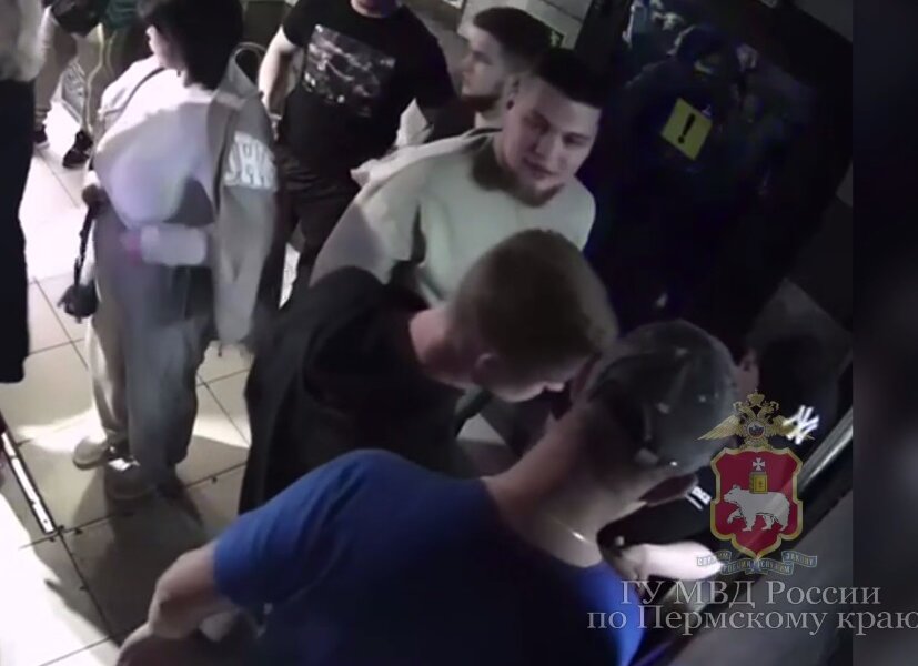 Полицейские Перми разыскивают двух парней по подозрению в нанесении побоев мужчине