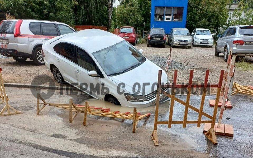 В Перми под автомобилем провалился асфальт