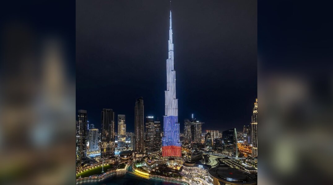 ОАЭ окрасили достопримечательности в цвета флага России