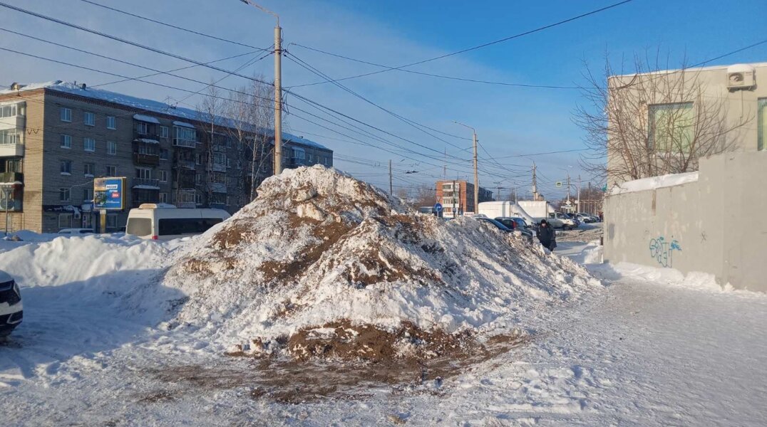 Березниковские ДПСники ликвидировали горку, «засыпав» ее песком