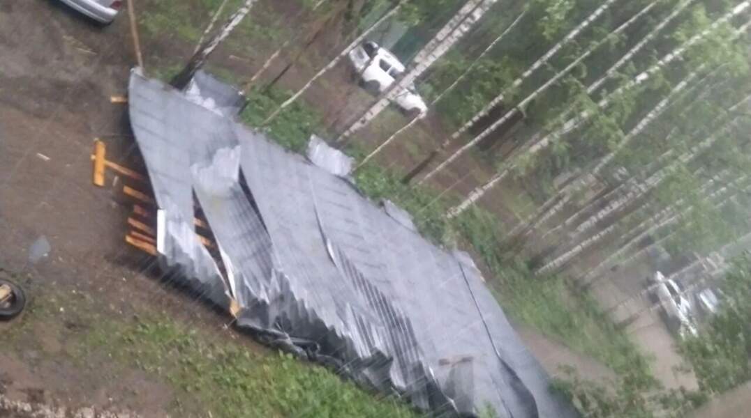 ​В Перми во время грозы снесло часть крыши жилого дома