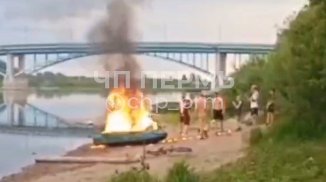 В Чусовом компания молодых людей демонстративно сожгла лодку