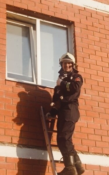 Пермские спасатели вызволили кота, застрявшего в окне