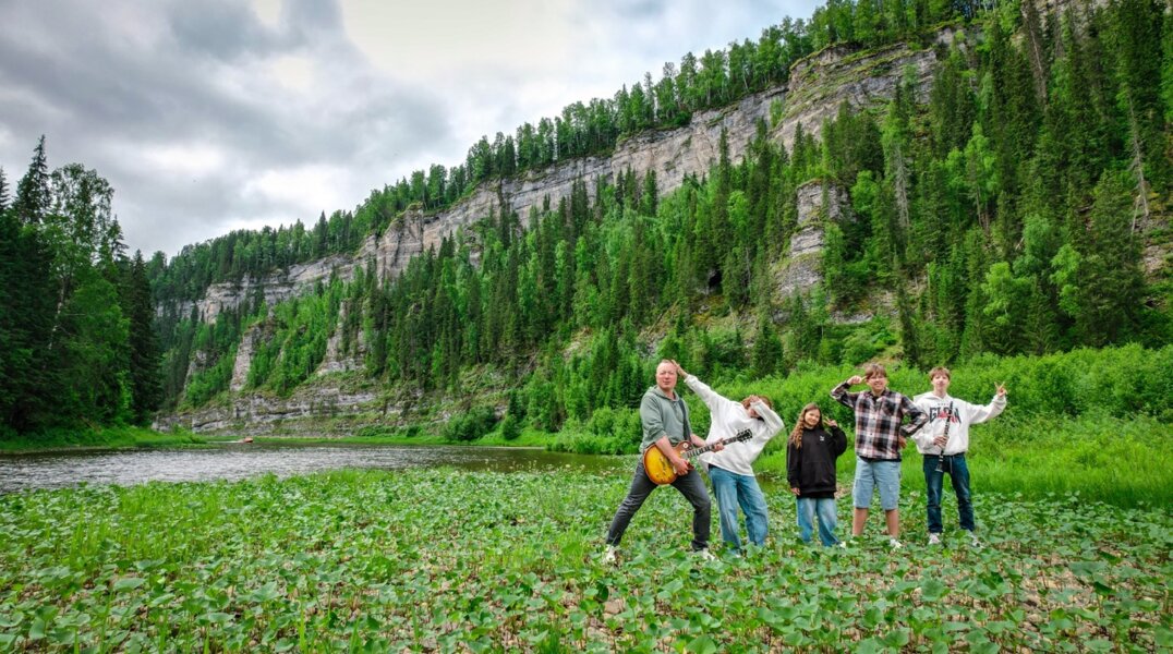 Фронтмен пермской группы «Батарейкин бэнд» снялся с детьми в клипе про природу Прикамья