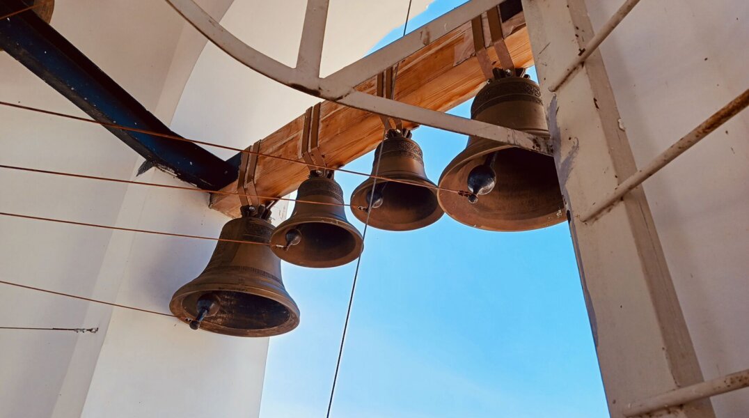 В Пермь привезли найденный в самоваре крест с частицами мощей святых и ризы Господней