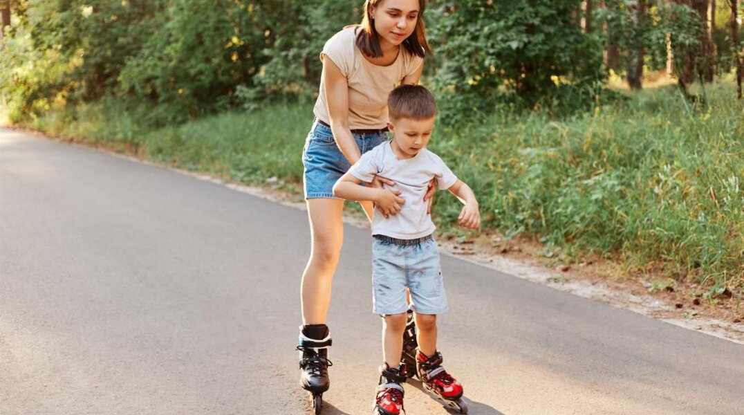 Учим ребенка кататься на самокате: правила, которые должен знать каждый