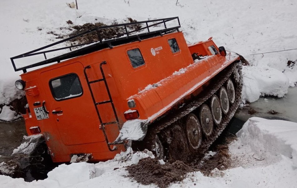Снегоболотоход, посланный на помощь березниковским энергетикам, завяз в непроходимой тайге