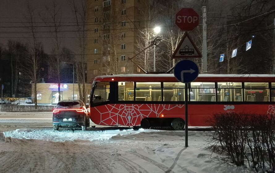 В Перми автоледи на иномарке врезалась в трамвай