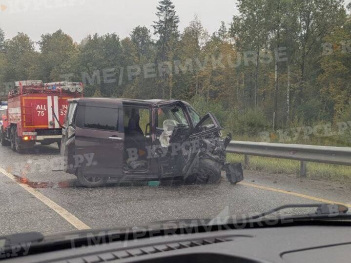 В Перми столкнулись два внедорожника — один улетел в кювет
