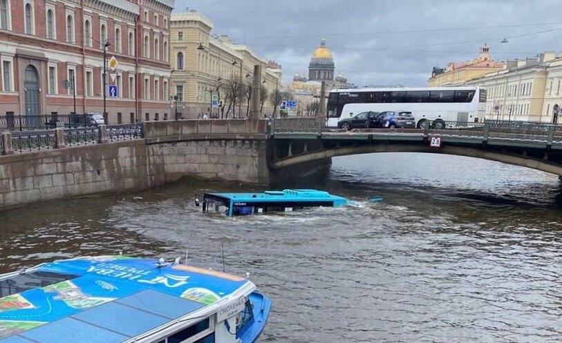 СМИ: в Санкт-Петербурге утонул автобус с людьми