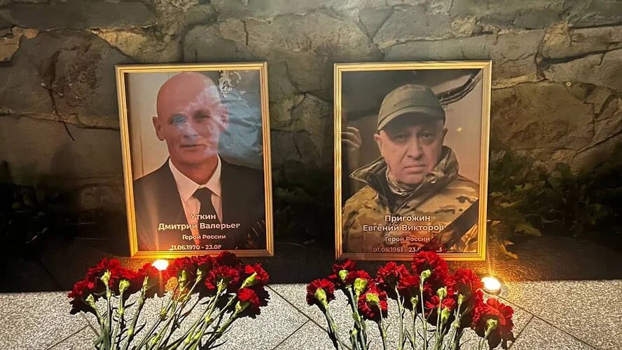 В центре Перми появился стихийный мемориал памяти Евгения Пригожина и Дмитрия Уткина