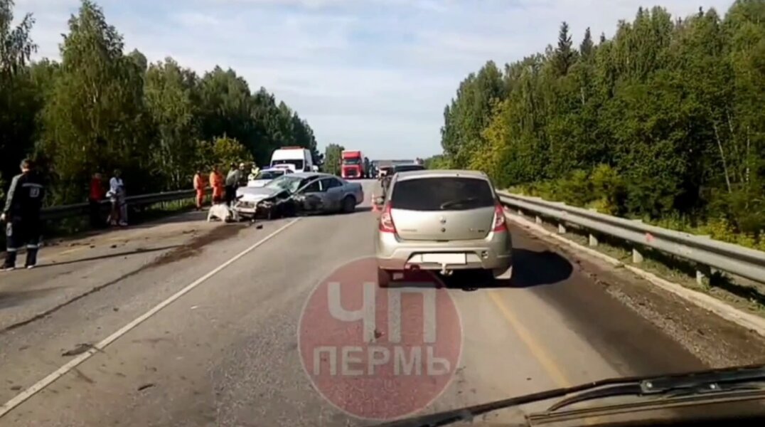 На трассе в Прикамье разбились две легковушки