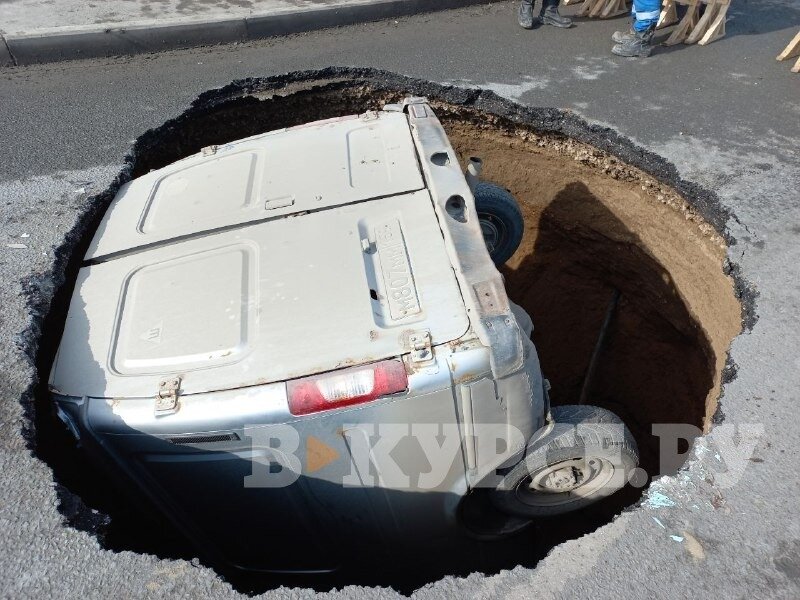 В Перми на шоссе Космонавтов «ГАЗель» полностью провалилась под асфальт