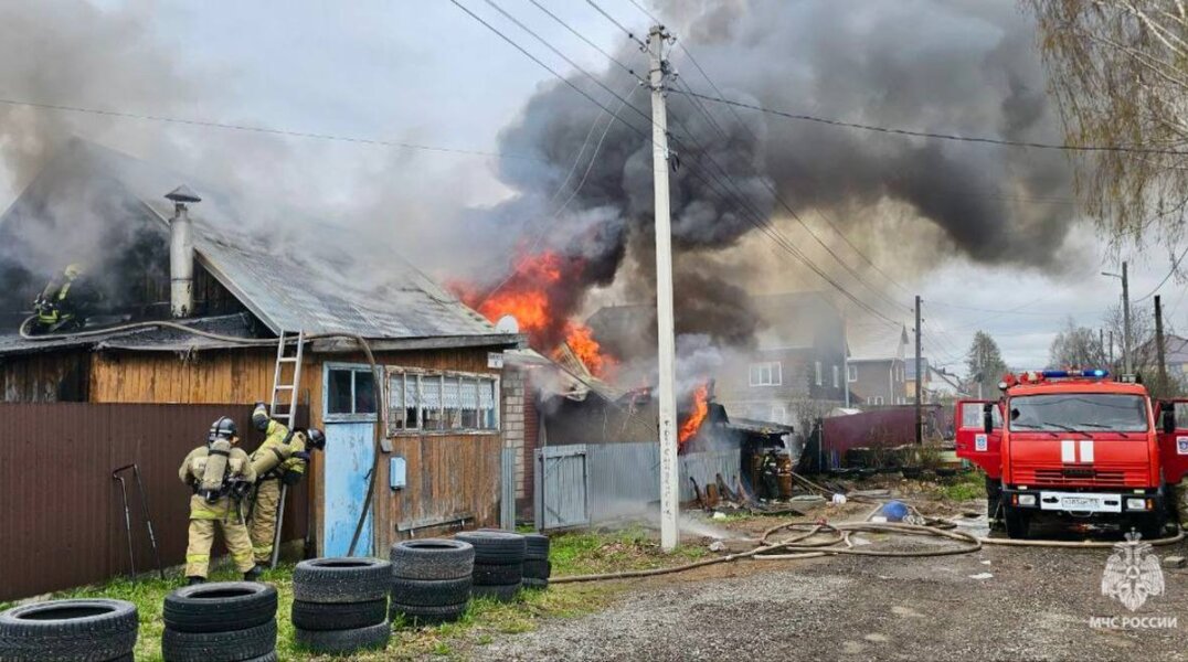 Во время пожара в Перми сотрудники МЧС спасли женщину