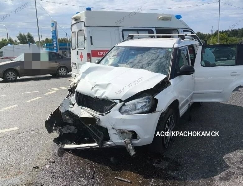 На федеральной трассе под Пермью столкнулись две иномарки