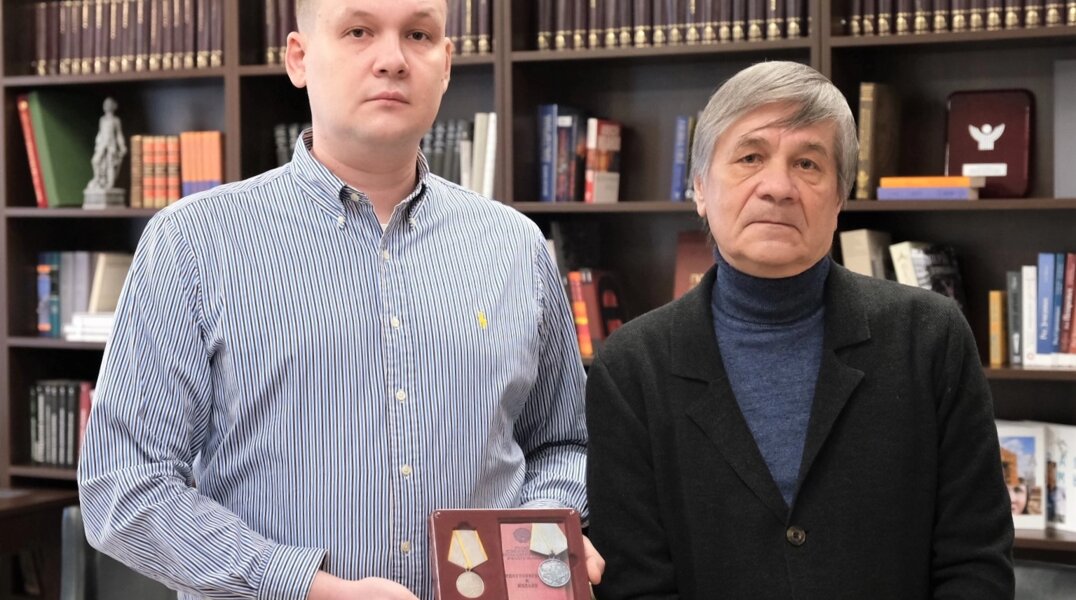 Губернатор Пермского края Дмитрий Махонин вручил родным героя-ВОВ утерянную медаль