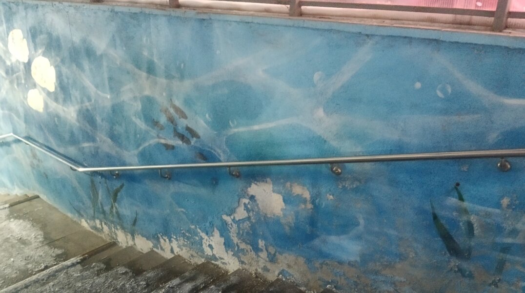 Пермяки заметили значительные разрушения граффити в подземном переходе через улицу Уральскую