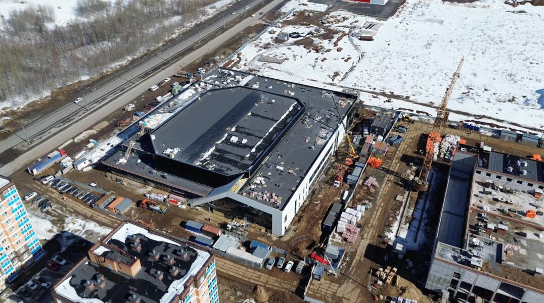 На ледовой арене в микрорайоне Ива готовят площадки для хоккея и кёрлинга