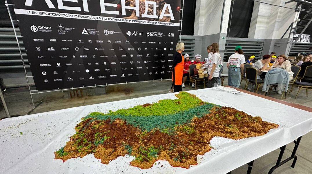 На открытии кулинарной олимпиады «Легенда» испекли торт «Муравейник» в виде Пермского края