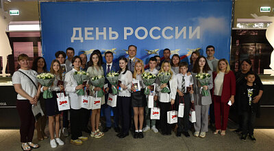 В Перми в День России губернатор региона вручил паспорта выдающимся школьникам