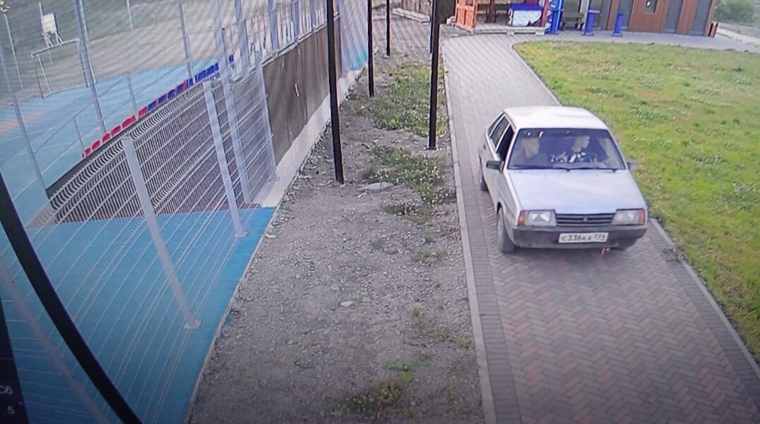 В Прикамье автомобиль заехал на набережную и повредил столб, светильник и две камеры видеонаблюдения