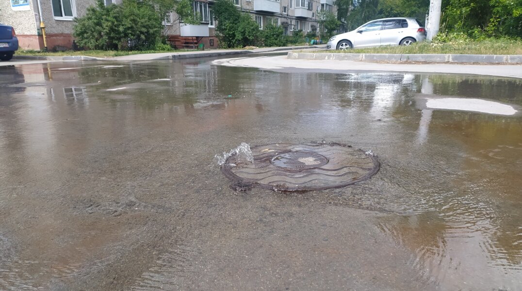 Из-за коммунальной аварии в Орджоникидзевском районе Перми затопило улицу