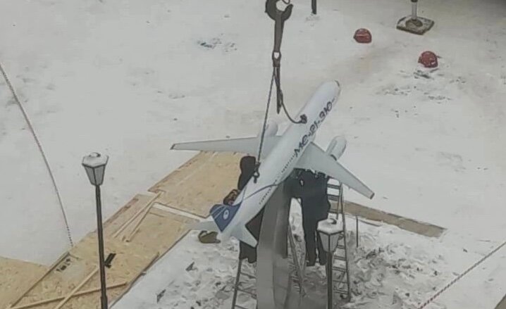 В Перми установили новый арт-объект – пассажирский самолет