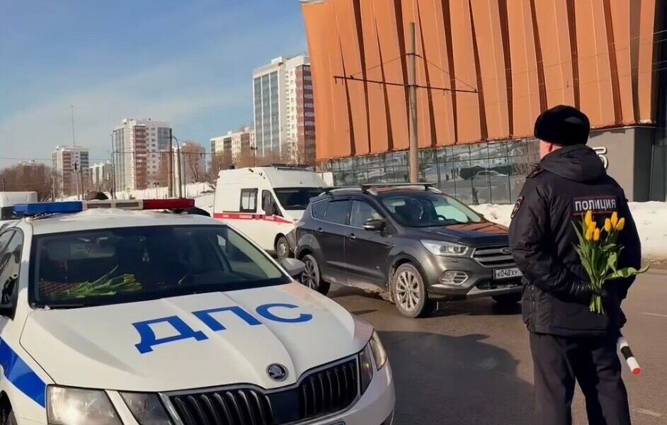Пермские автоинспекторы поздравили женщин за рулем с наступающим праздником