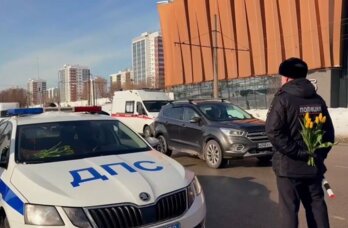 Пермские автоинспекторы поздравили женщин за рулем с наступающим праздником
