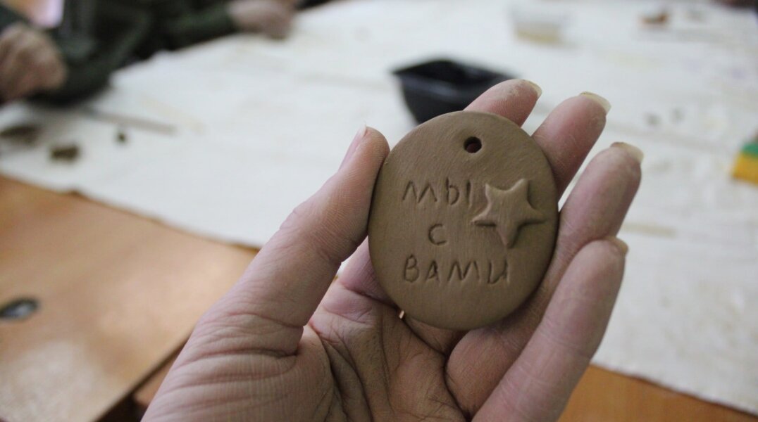 Глава Нытвы вместе с кадетами слепил жетоны-обереги для военнослужащих в зоне СВО