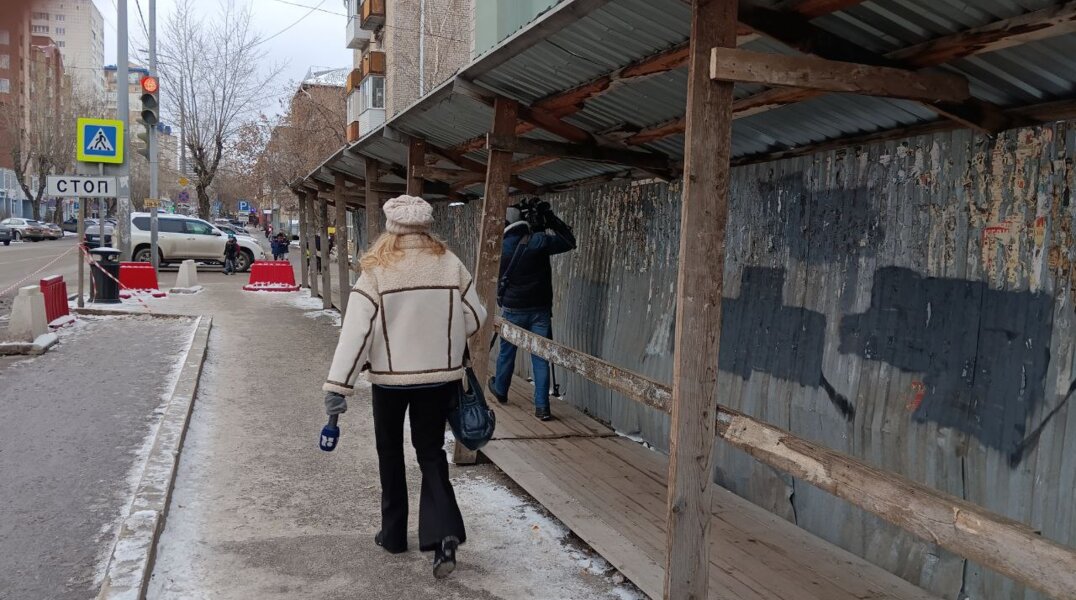 На улице Екатерининская в Перми починили опасный забор
