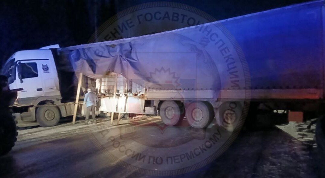 На трассе «Киров-Пермь» перевернулась фура