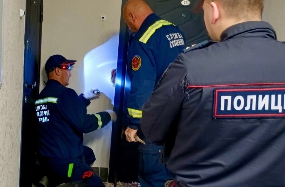 В Перми спасатели освободили пенсионерку, которая неделю не могла выбраться из квартиры