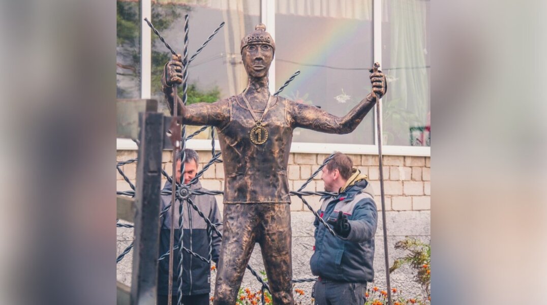 Новая скульптура лыжника в Кунгуре вызвала жаркие споры у местных жителей