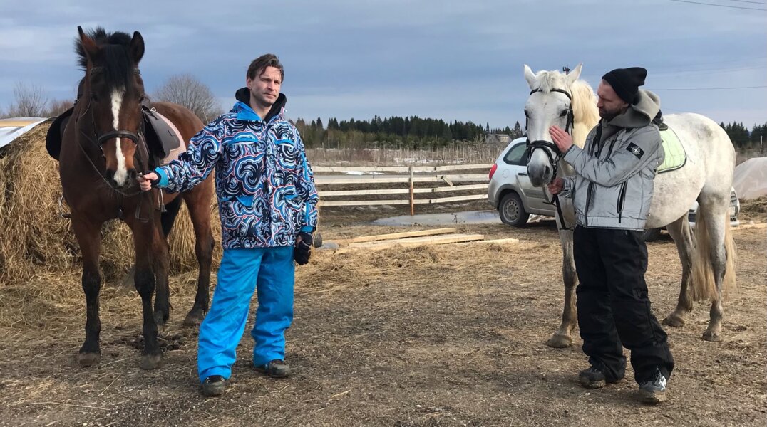 Актеры Виктор и Иван Добронравовы покатались на лошадях в поселке Пермского края