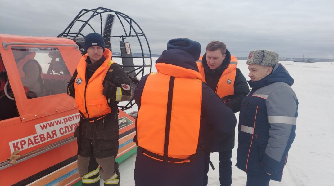 Когда рыба дороже жизни: в Перми во время рейда на тонком льду поймали более десяти рыбаков