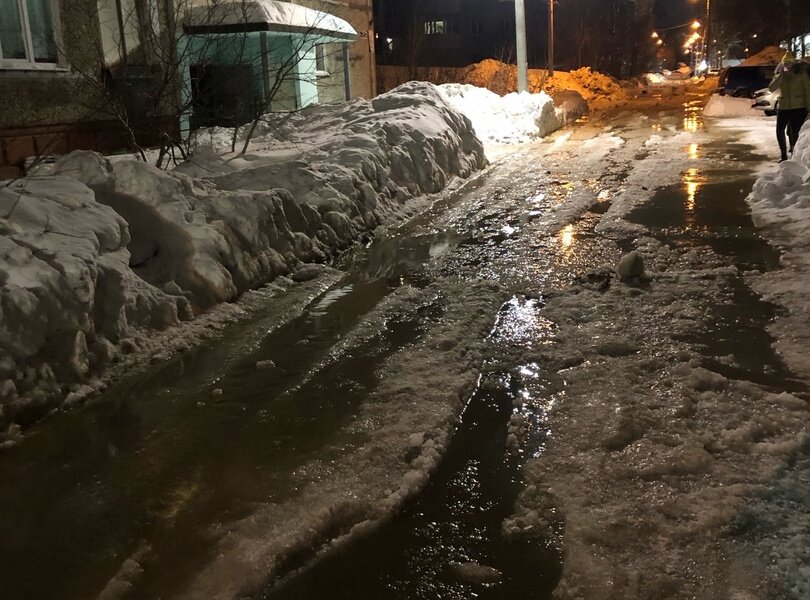 Из-за брошенной машины Березники затопило водой