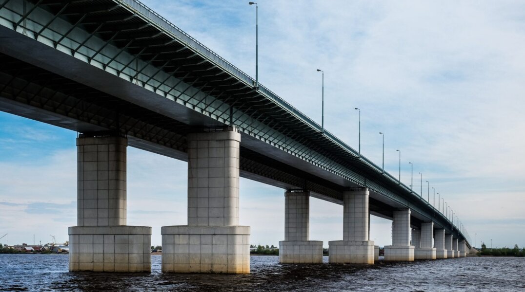 Пермяки заметили мужчину, который стоял за ограждением на Коммунальном мосту