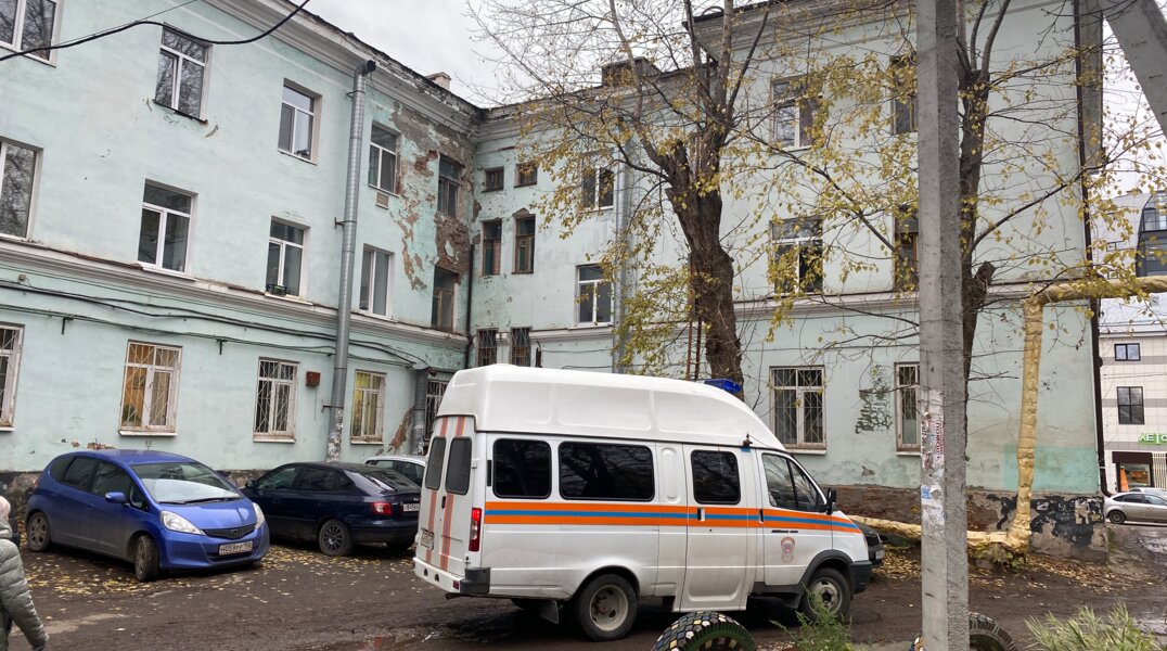 Местные жители покидают аварийный дом на Куйбышева, 68